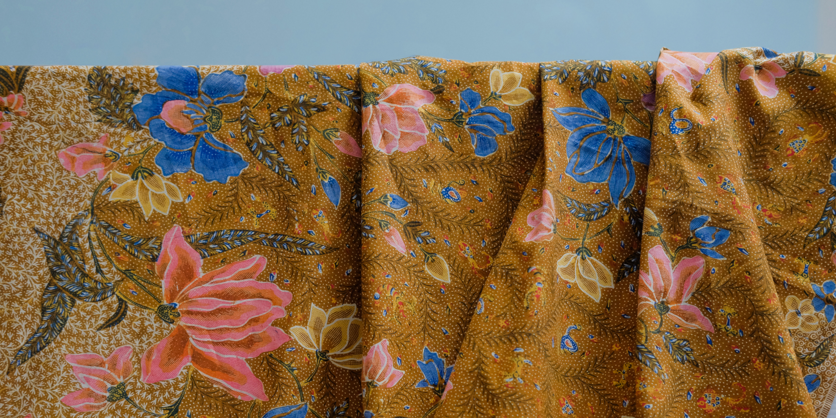 Detail motif bunga pada karya batik Indonesia